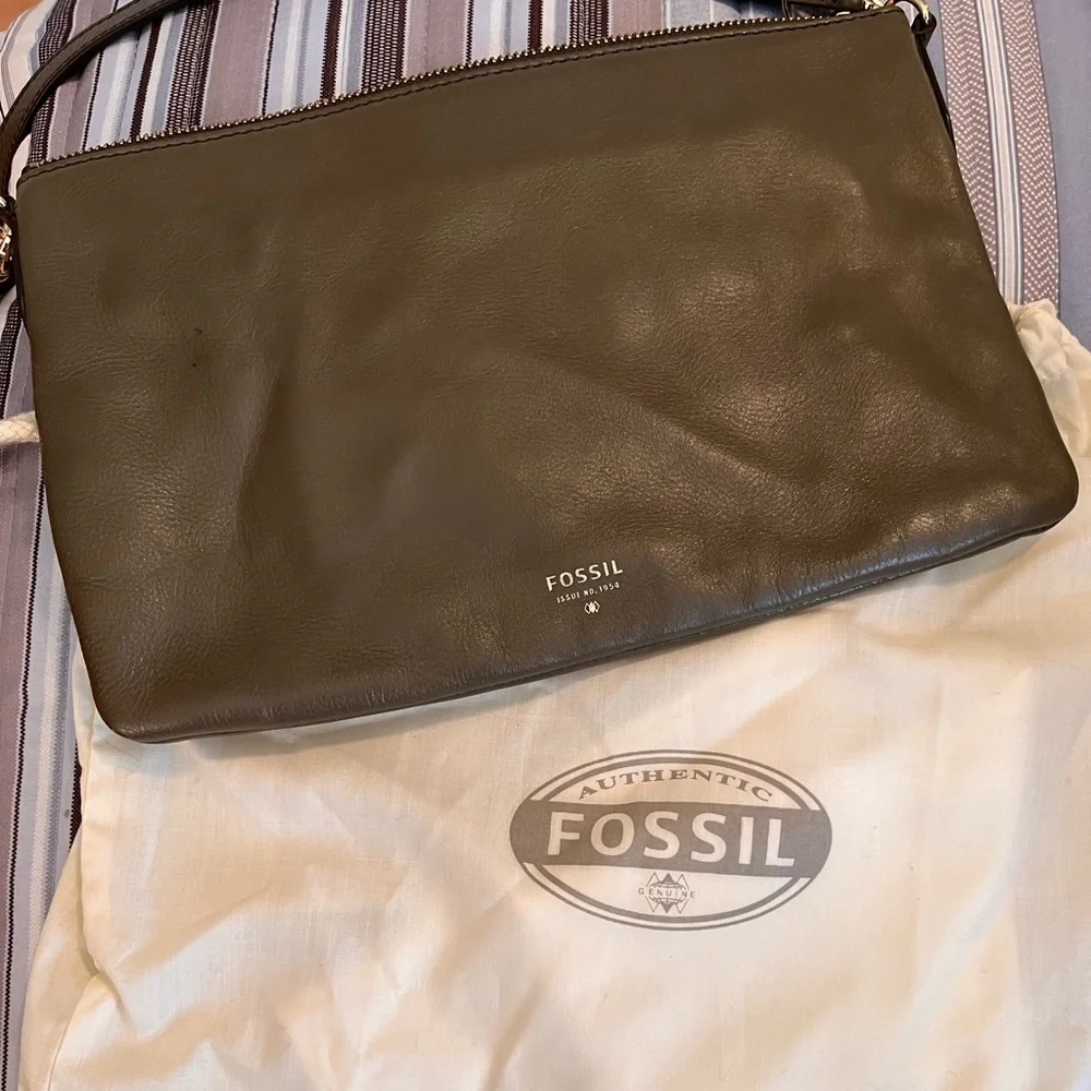 Brand NEW- NEVER USED FOSSIL GRAY LEATHER CROSSBODY BAG FOR WOMEN